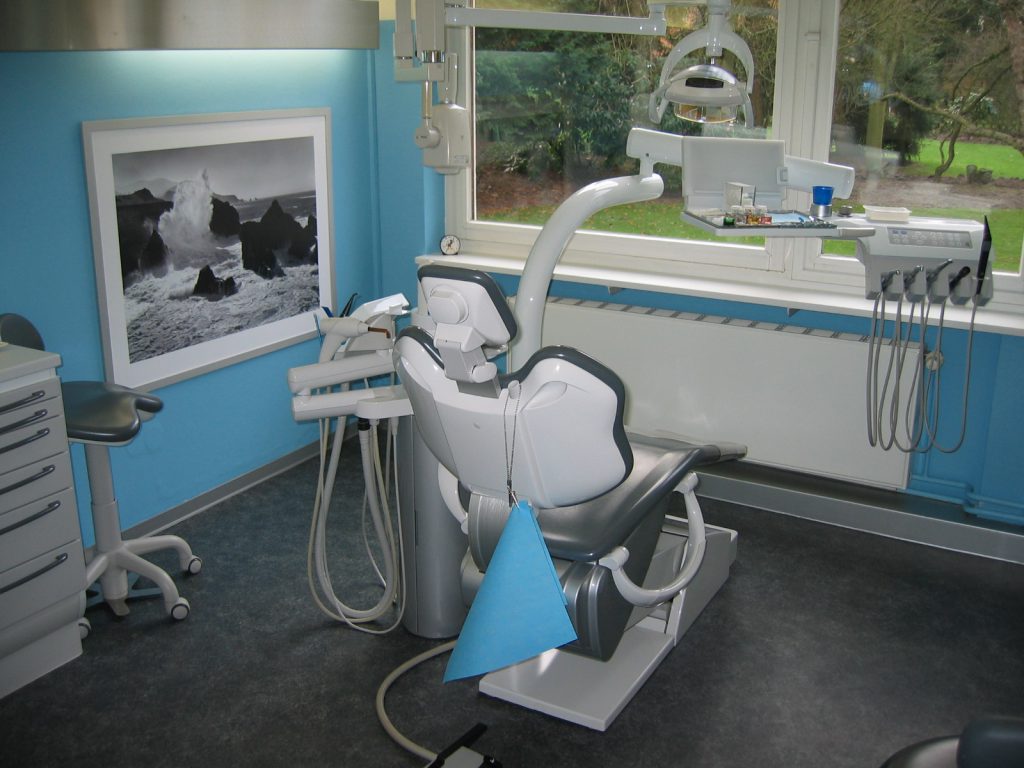 Hier ist ein Behandlungszimmer im Erdgeschoß zu sehen