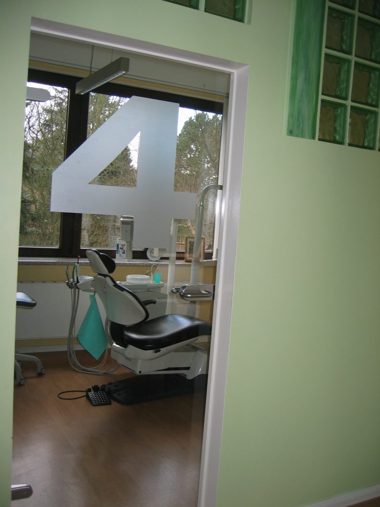 Hier ist ein Behandlunszimmer im Obergeschoß zu sehen