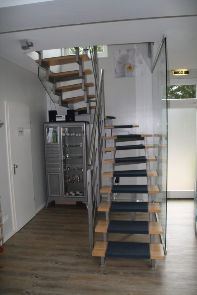 Hier ist die Treppe in das Obergeschoß der Praxis zu sehen
